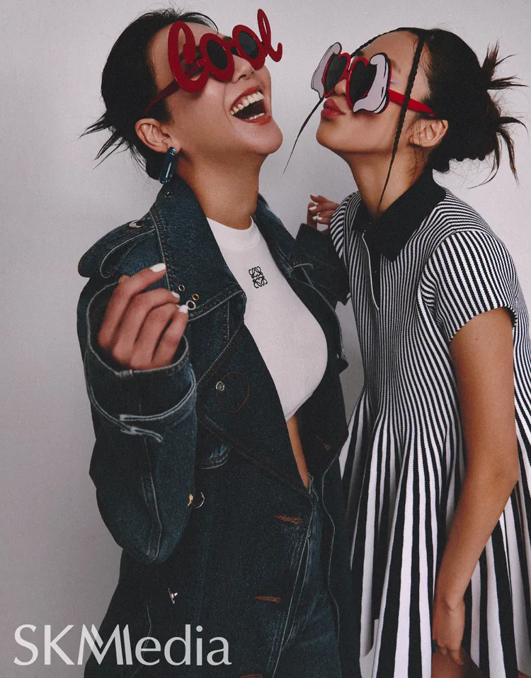 此次是Dora（右）首次拍攝時尚大片。新光三越提供