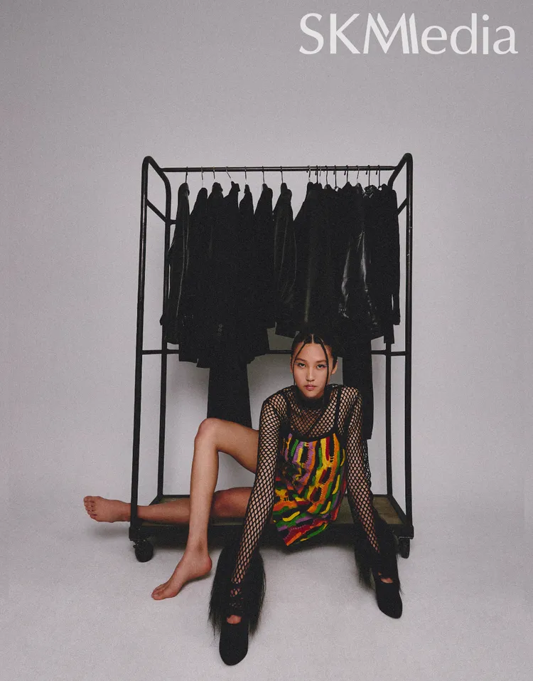 Dora展現遺傳自媽媽的傲人長腿。新光三越提供