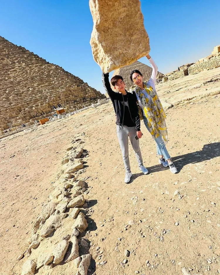 洪曉蕾（右）日前帶兒子Arthur到埃及遊玩。翻攝洪曉蕾IG