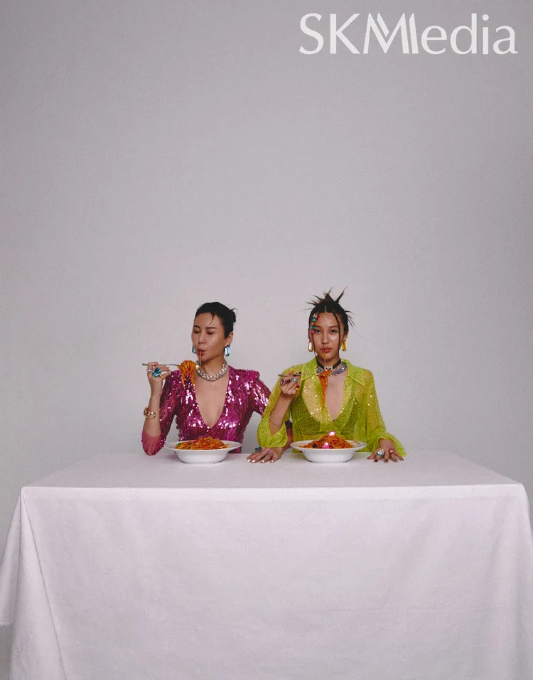 洪曉蕾（左）與女兒留下逗趣合影。新光三越提供