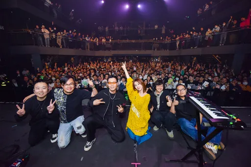 白安扁桃腺發炎上海抱病演出 唱到一半竟收到歌迷送「鍋巴」