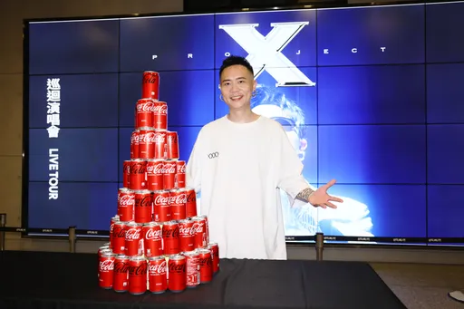 萧秉治喝女友爱心饮料放闪　预言鼓鼓会先结婚