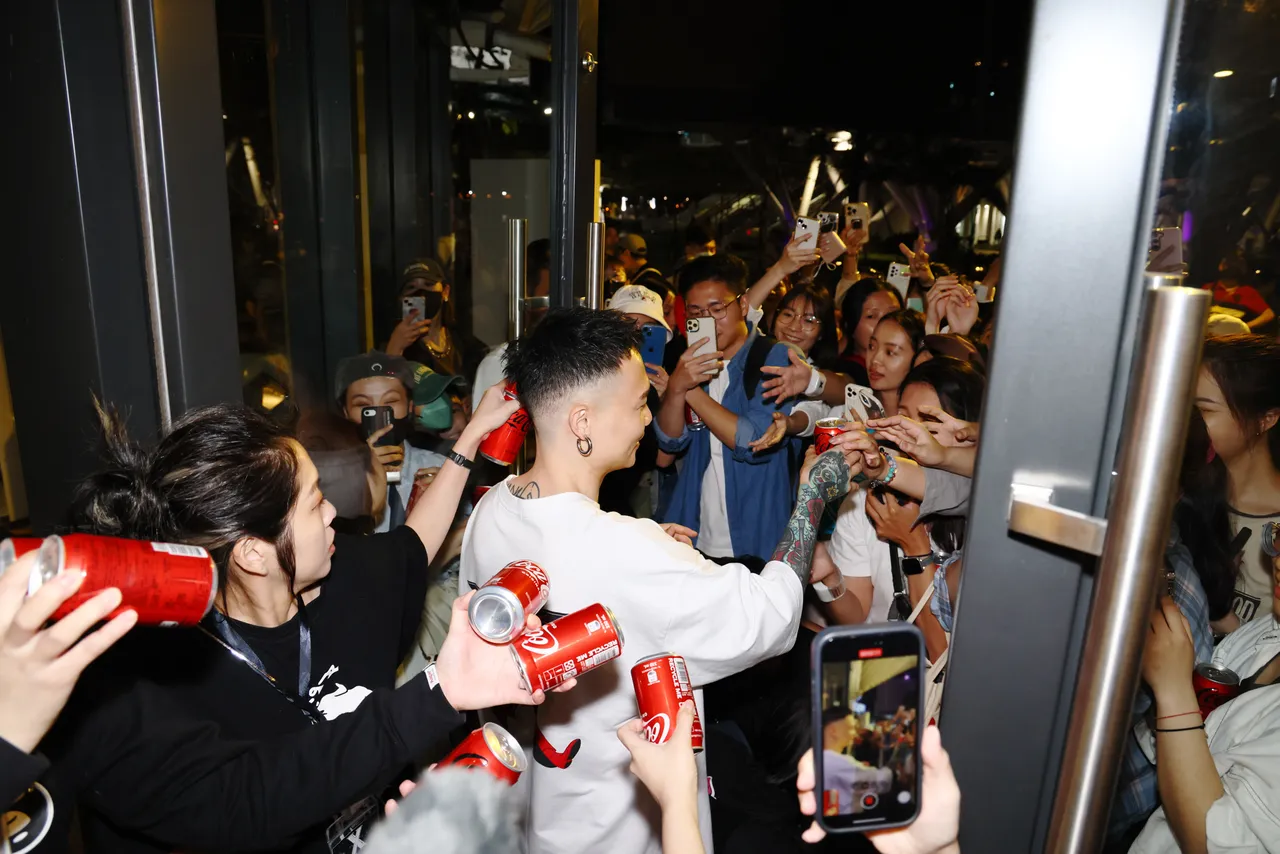 萧秉治进场与久候歌迷互动。相信提供