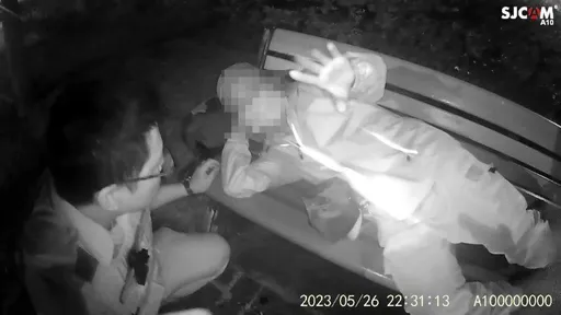 7旬老翁街頭迷途 獨自睡公園長椅...警發現2小時前才被通報失蹤