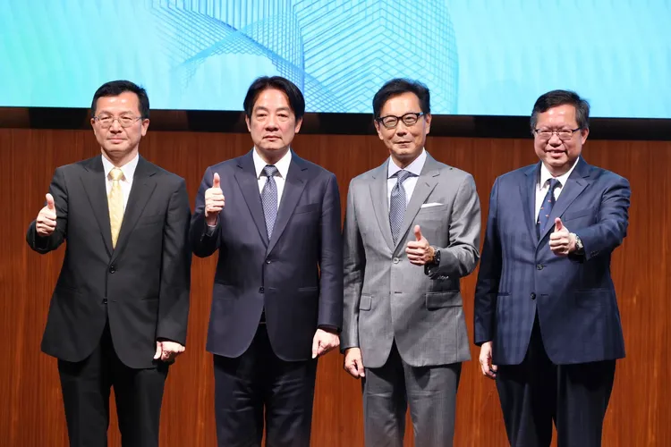 富邦永續大未來論壇邀請到副總統賴清德(左二)與行政院副院長鄭文燦(右一)，右二為富邦集團董事長蔡明忠。林林攝