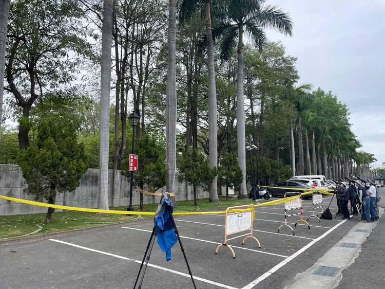 黃鸝巢下拉起警戒線，不少鳥友前往拍攝。高雄鳥會提供