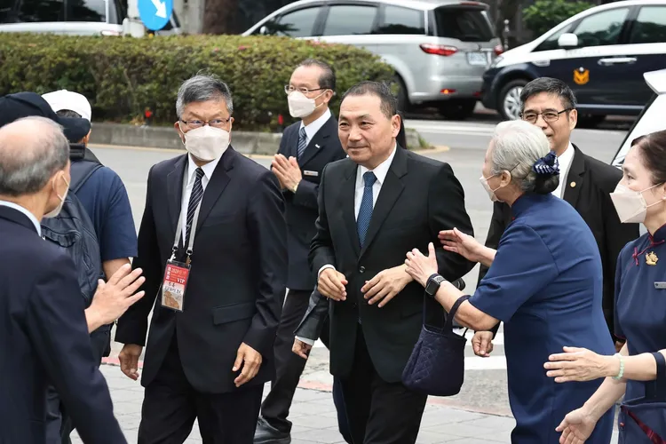 新北市長侯友宜約5點50分左右抵達會場。施昂強攝