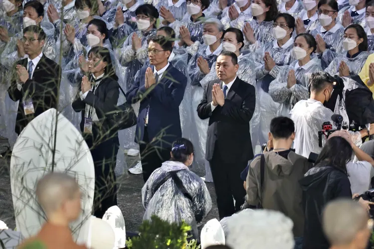 侯友宜被安排站在會場一樓。施昂強攝