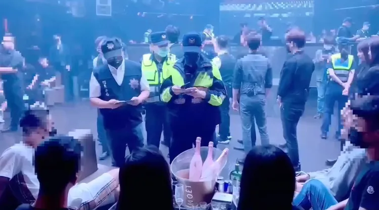 信義分局警員臨檢轄區內的夜店。翻攝畫面