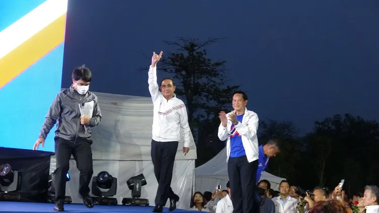 總理帕拉育（中）轉換政黨到團結建國黨，期望延續自己的政治生涯。圖為帕拉育4月7日參與選舉造勢活動。中央社