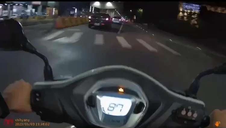 警察一路追蹤稽查，與前車保持安全距離，沿途蒐證違規情況！翻攝畫面