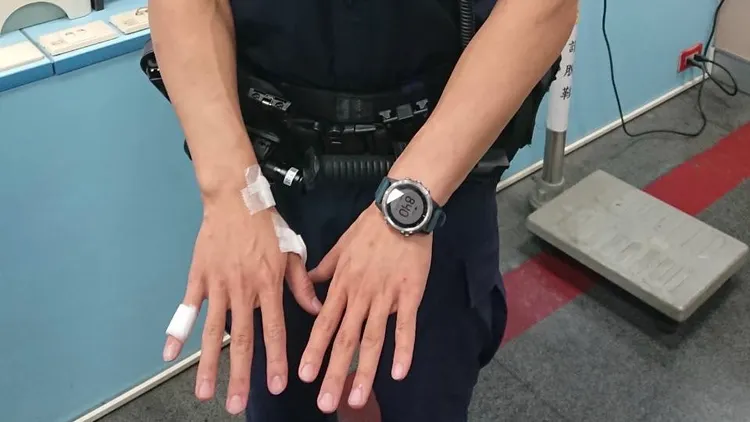 雙方機車發生碰撞，導致鍾姓員警及鄭男等2人手腳擦挫傷。翻攝畫面