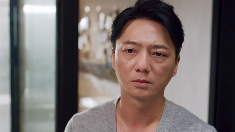 藍葦華在廚房外看著老婆員工和陳子強一起快樂做甜點心酸不已。公視台語台提供