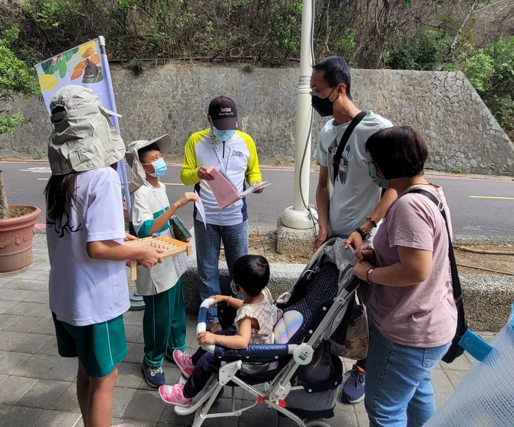 壽山國中青年解說員向民眾解說彌猴知識。教育局提供