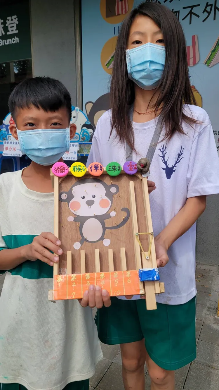 壽山國中青年解說員製作手工彈珠台，當成解說活動的趣味設施。教育局提供