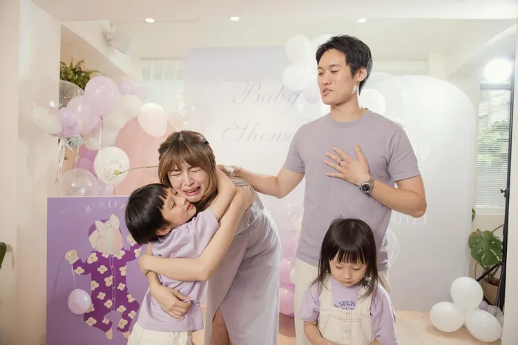 林舒語與兒子擁抱，告訴他們要迎來弟弟啦。翻攝林舒語臉書