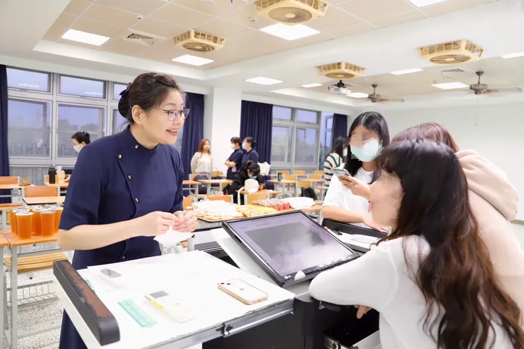 林嘉俐（左）到大學擔任志工媽媽，陪伴學生。大愛提供