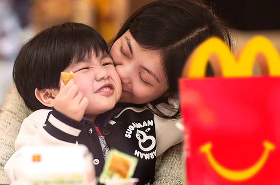麥當勞歡樂送網路訂餐「買1送1」，麥克雞塊也能爽爽吃。翻攝麥當勞官網