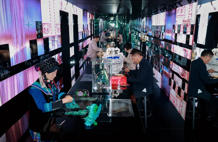 展覽期間亦不定時邀請中義兩國工匠現場演示技法。品牌提供