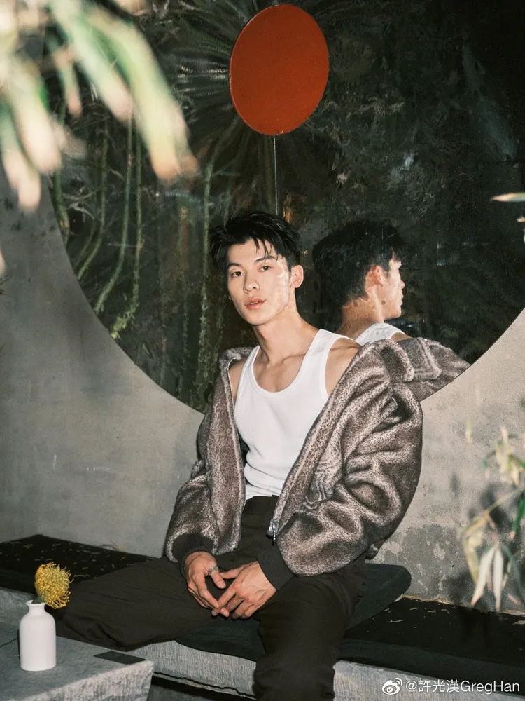 許光漢一襲「衣服沒穿好」的造型，引起「許太太」們的熱烈迴響，紛紛留言傾訴想要扒光偶像的心願。翻攝許光漢微博