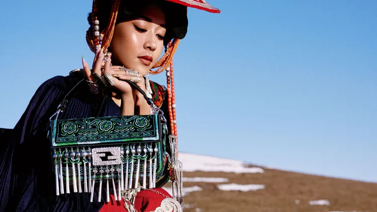 身為共同策展人的彝族歌手吉克雋逸，演繹以少數民族特有銀藝及刺繡針法詮釋下，所煥然新生的FENDI著名Baguette包。品牌提供