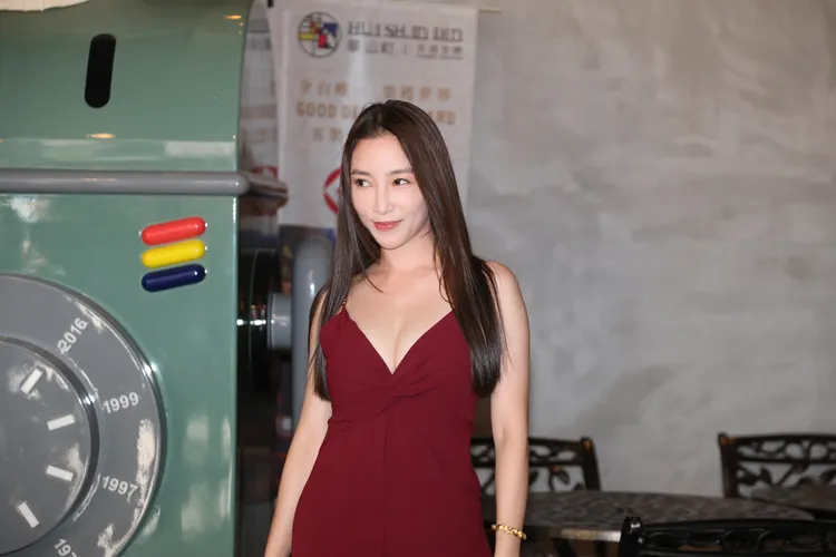 張家瑋今出席訪問小露美胸很有誠意。鄭孟晃攝