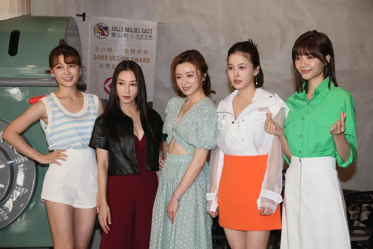 謝京穎（左起）、張家瑋、王瞳、蘇晏霈、周宇柔暢談拍戲祕辛。鄭孟晃攝