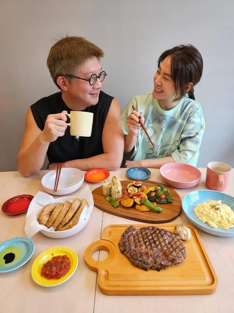 黃小柔（右）很關心老公王睿的健康。翻攝黃小柔臉書