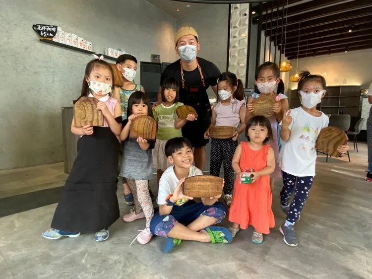 Ray（中）表示木作是可以全齡操作的，他曾指導平均年齡6歲的小學員製作木質點心盤。翻攝共生學堂臉書