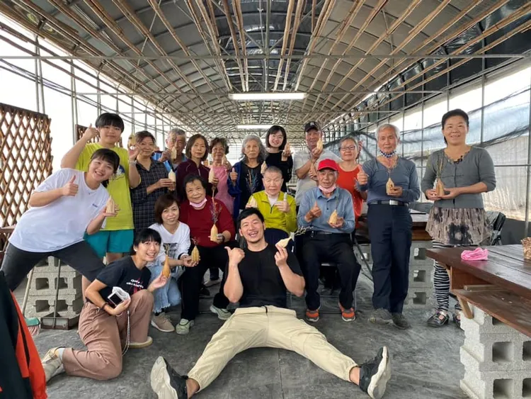 共生學堂的「環島體驗課程」深入地方社區，提供長青族群體驗木作之美。翻攝共生學堂臉書