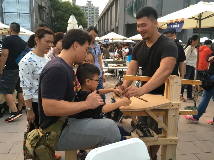Ray也走入市集，把機具帶到民眾身邊，讓木工實作不再有距離感。翻攝共生學堂