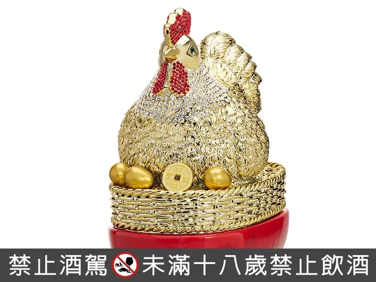 「金雞開運 金門高粱酒」鑲入寶石及國際級水鑽共605顆。業者提供