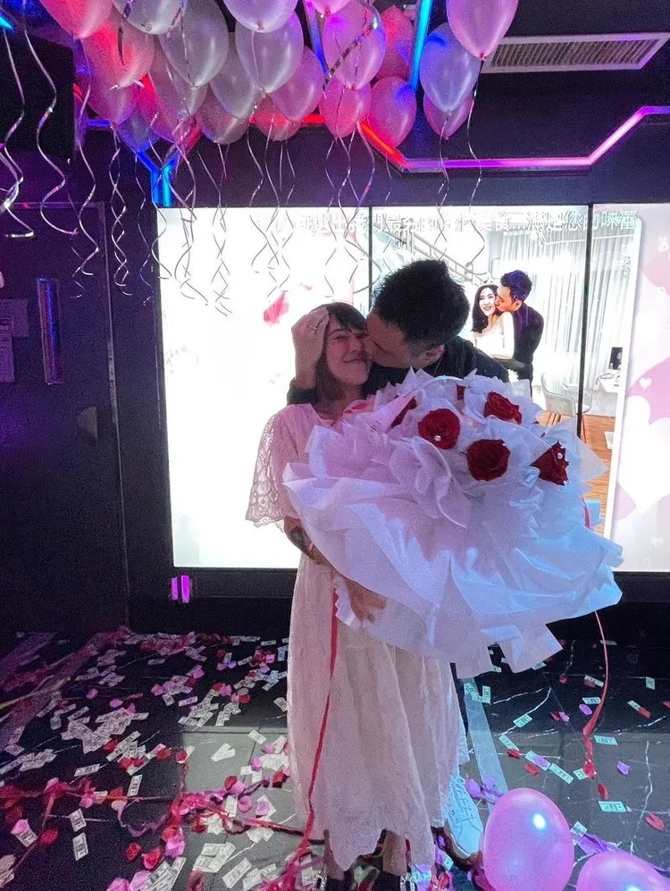 余祥銓深情親吻柔柔。翻攝余祥銓IG