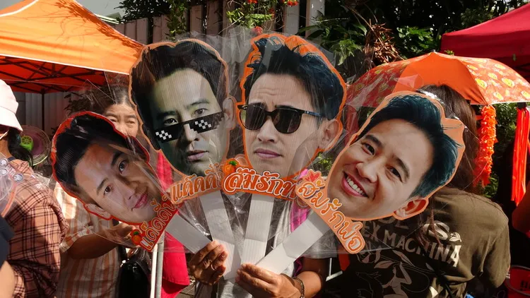 新興政黨前進黨的支持者在造勢晚會外舉著以黨主席皮塔頭像製作的扇子。中央社