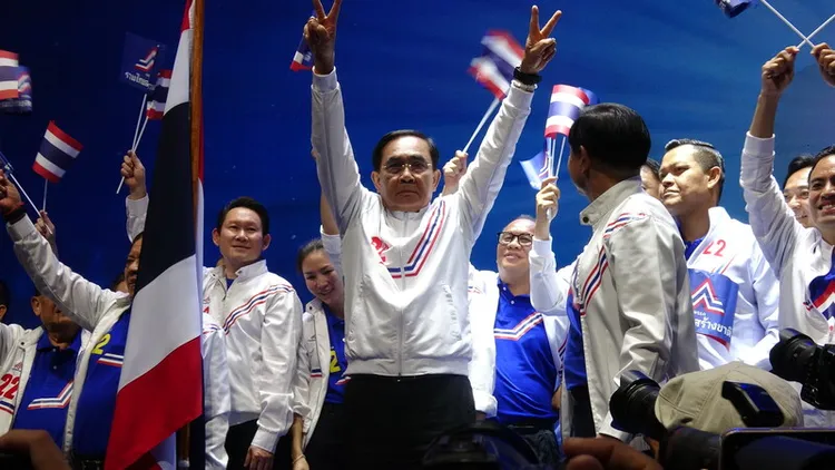 泰國總理帕拉育轉換到團結建國黨繼續尋求連任，他在造勢晚會上比出代表他所屬政黨的號次。中央社