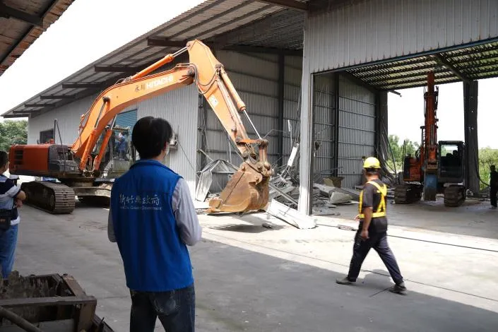 新竹縣府祭鐵腕強制拆除農地違章。新竹縣府提供