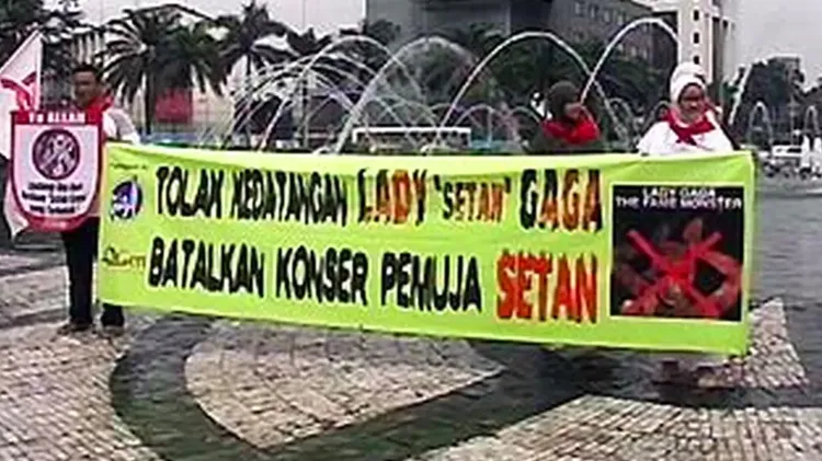 保守派的激烈抗議，讓女神卡卡的雅加達演唱會未能舉行。翻攝印尼椰子新聞網