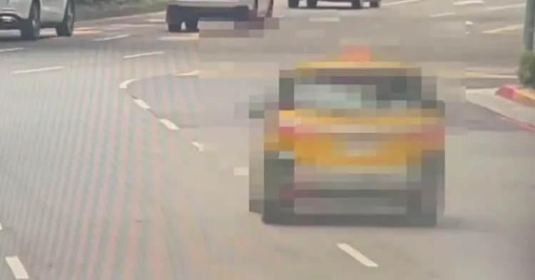 小黃一路尾隨。翻攝畫面