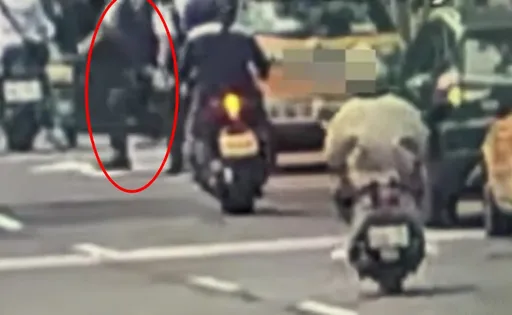 小黃違停被拍憂遭檢舉　恐怖尾隨！硬扯台大法律系學生背包害車禍