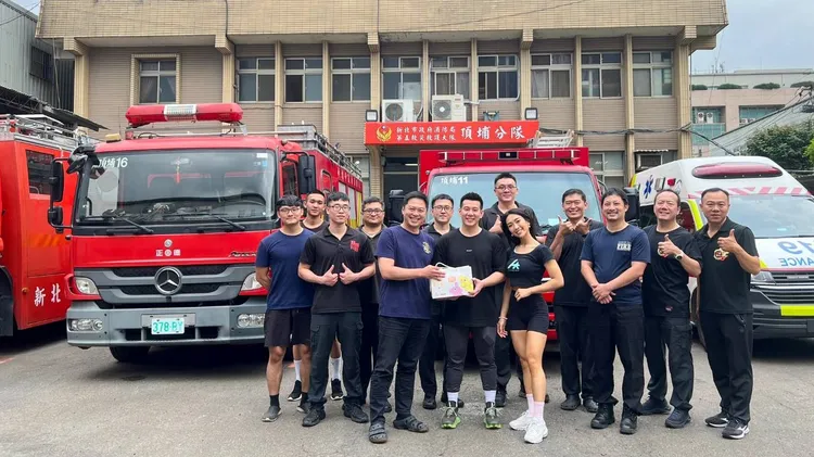 好客健身房教練Ariel與Eddie夫婦(中)至頂埔分隊指導隊員。新北市消防局提供