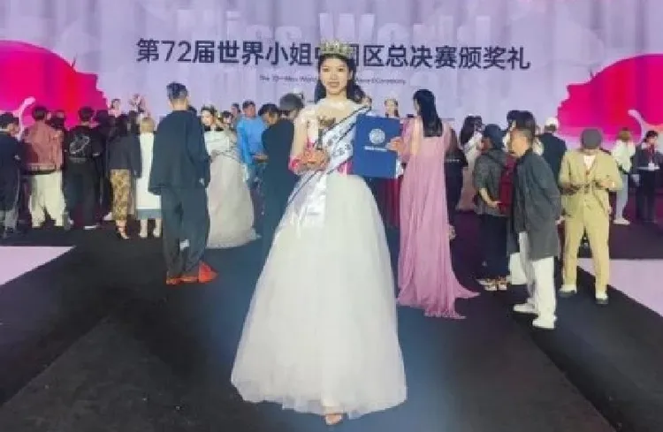 清華大學洪昊昀參加選美獲得中國區最強人氣冠軍和東部賽區冠軍。翻攝微博/雲南大理