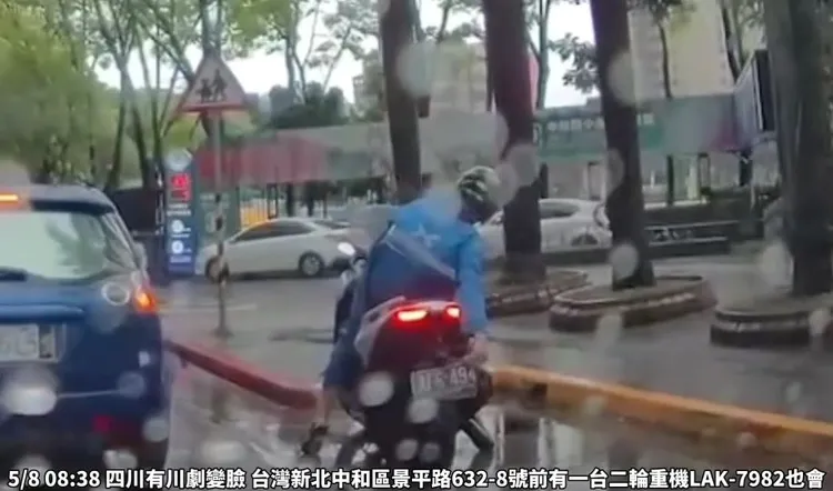 騎士停在路旁抽換車牌。翻攝自社會事新聞影音