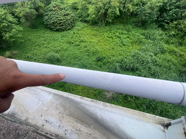 警方在欄杆上發現攀爬痕跡。三重警分局提供