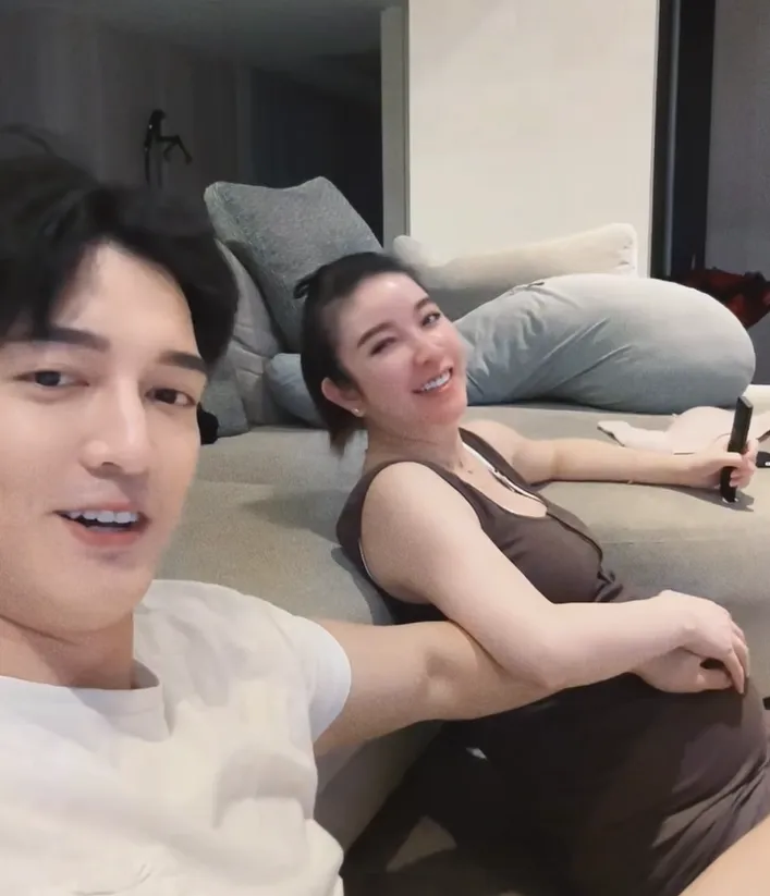 王家梁伸手觸碰許維恩的孕肚，想感受胎動。翻攝王家梁臉書