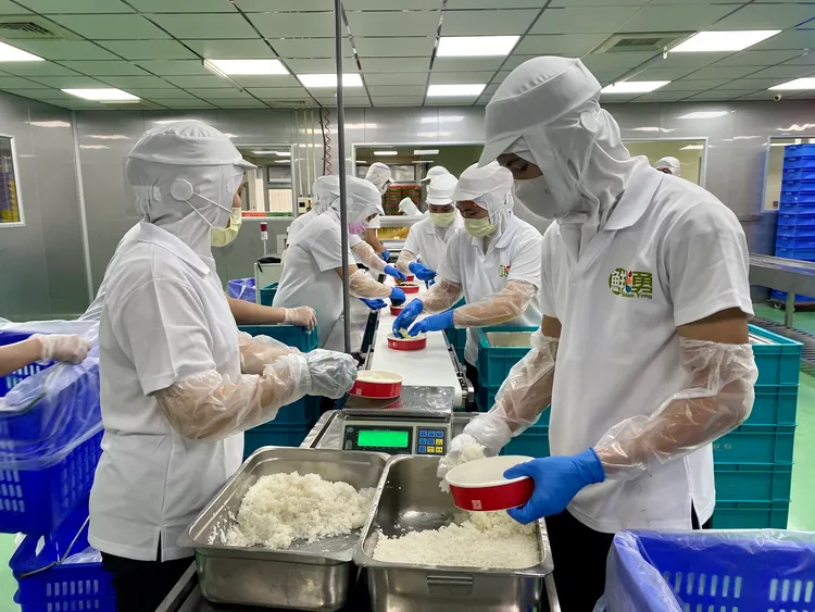 為提供更多門市販售美味堂熱便當，全聯今年找來做學校團膳專業起家的鮮湧公司合作。業者提供