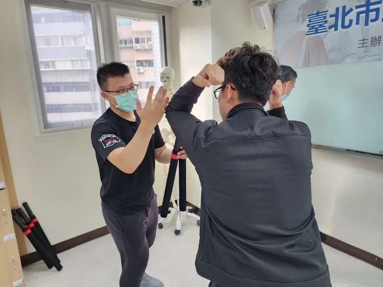 警察局專家教授自我防衛觀念與技巧。翻攝畫面