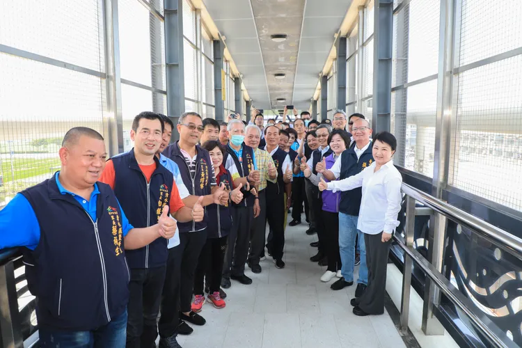 清水車站跨站天橋在上午舉辦啟用典禮，市長盧秀燕與議長張清照親自到場見證。市府提供