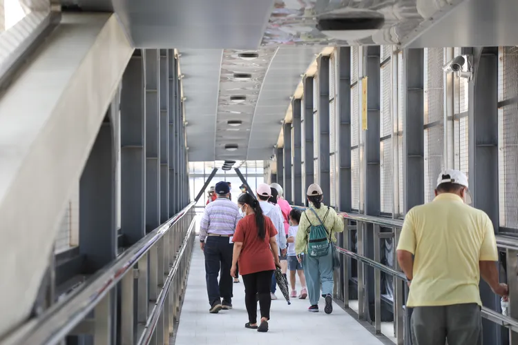清水火車站跨站天橋，大幅縮短前後站通行距離。市府提供