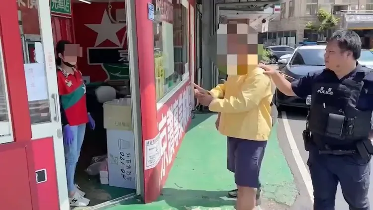 警方押解林男到檳榔攤查證。新湖分局提供