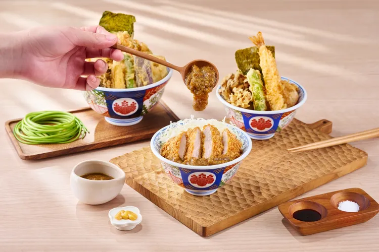 5/25-6/25出示學生證或4-6月的准考證、各種面試通知，或是出示分享官方IG集氣活動貼文至限時動態，點咖哩豬排雙饗丼或野菜麻婆天丼新品直接升級套餐，主餐享77折。業者提供